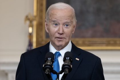 Joe Biden podría otorgar más condonaciones de préstamos estudiantiles a quienes no pueden pagarlos